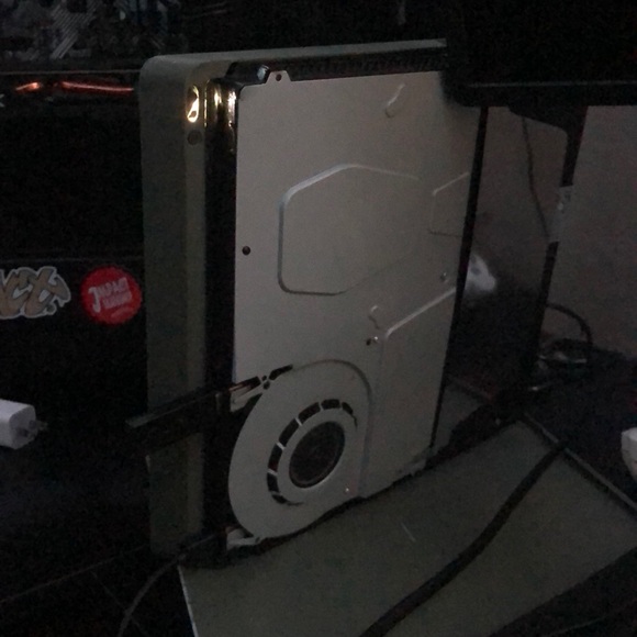 Playstation 4 slim - Picture 1 of 3